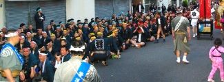 担ぎ手前を祭礼行列が通り過ぎる。09.06.07.