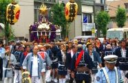 渡御行列が神社通りに入り込む。09.07.12.