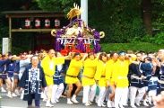 神輿は舞殿から北参道を潜り氏子渡御へ。09.07.12.