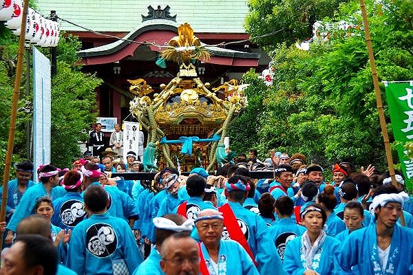 参道を揃いの半纏で宮出し。09.08.09.