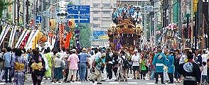 横山辻へ祭礼行列が出る。09.08.09.