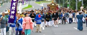 広い車道を祭礼行列が進む。09.08.02.