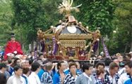 行列の最後尾は馬上の宮司。09.08.02.