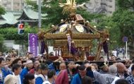社殿を包む周回路を渡御。09.08.02.