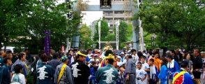 賑やかに子供神輿が宮神輿の先導役です。09.08.02.