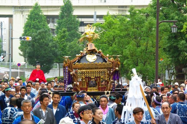 早朝の宮出しで周辺も静か。09.08.02.