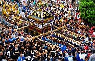暑さに屈しない担ぎ手のこの情熱。09.08.09.