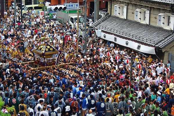 甍の蔵店舗前を渡御の多賀神社千貫神輿。09.08.09.