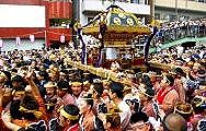 千貫神輿が担がれ激しく揺れる。09.08.09.