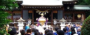 境内は一瞬静寂に包まれる。09.09.06.