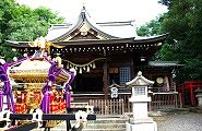 社殿前に鎮座の宮神輿。09.09.06.