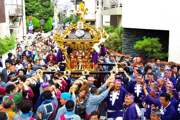 狭い路地中を一杯に広がり神輿を担ぐ。09.08.30.