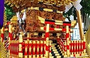 胴と台座の木彫が見事。09.08.30.