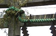 珍しい鍛銅製の注連縄飾り。09.08.30.