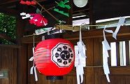 強い日差しのなか深紅の祭提灯。09.08.16.