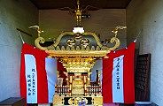 神輿庫の留守役の中神輿。09.08.16.