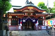 社紋幕が揺れる鮫洲八幡社殿。09.08.16.