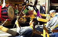 担当氏子が交互に行う笛と大拍子のよせ太鼓が響く。09.08.16.