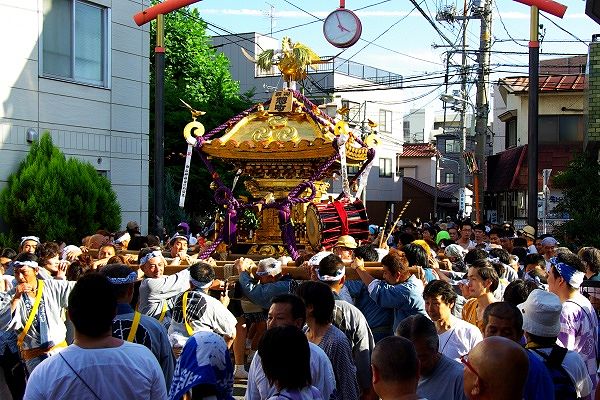 旧東海道で大拍子にのせ迫力の神輿揉み。09.08.16.