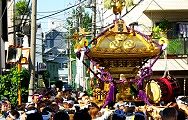 細い路地を旧東海道へと渡御。09.08.16.
