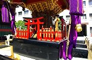 手作りの荒削り神輿。09.09.06.