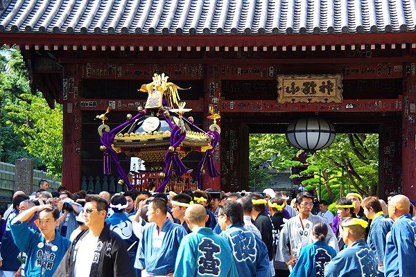 仁王門の金剛力士阿形・吽形が見守る中を宮出し。09.09.06.