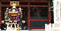 金剛力士阿形と吽形像と神輿。09.09.06.