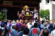 仁王門からの宮出し。09.09.06.