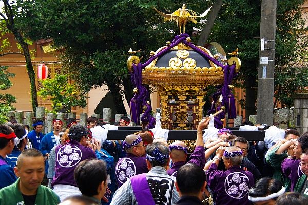 新宿日枝神社の四尺五分の大神輿は6年ぶり渡御。09.09.13.