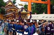 担ぎ上げるとスーと鳥居へ向かう宮出し。09.09.13.
