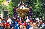 境内脇を氏子衆が先導。09.09.13.