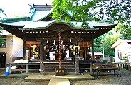 石垣の上の境内に拝殿。09.09.13.