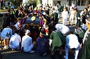 直置きの神輿をしゃがんで担出し。09.09.13.