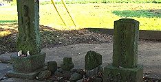 蛇行する道脇の庚申塔。09.09.13.