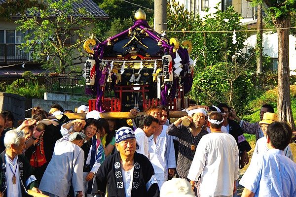 黒色に光る古神輿。09.09.13.
