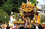 悠然と神輿送り出す山車。09.09.13.