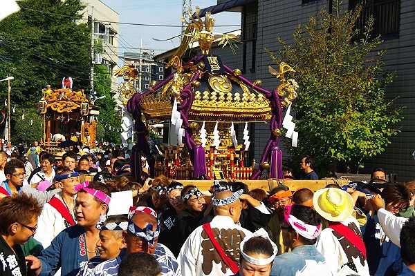 神社からトラック移送で九頭龍神社より渡御。09.09.13.