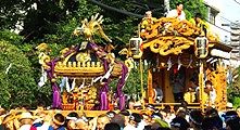 神輿は多くの同好会担ぎ手が担ぐ。09.09.13.