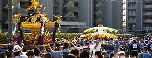 神輿を万灯花笠が先導。09.09.13.