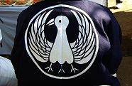 八咫烏紋も神輿は三つ巴紋。09.09.13.