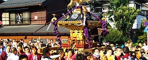 いよいよ同好会の担ぎです。背後は燈明寺。09.09.20.