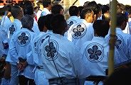 早朝きりりと揃いの印半纏。09.09.20.
