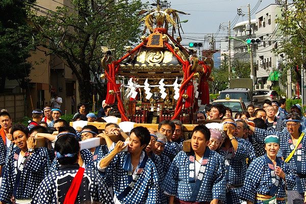 駅前通りで爽やかに担がれる宮神輿。09.10.04.