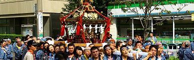 祭り楽しむ担ぎ手達。09.10.04.