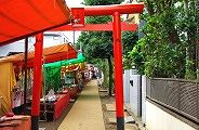 参道の準備中の露店。09.10.04.