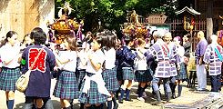生徒たちによる神輿担ぎ。09.10.01.