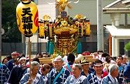 解放感から威勢よい渡御。09.10.01.