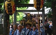 第二鳥居からよいと担ぎ。09.10.01.