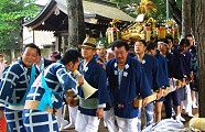 狭い参道が第一鳥居まで続く。09.10.01.