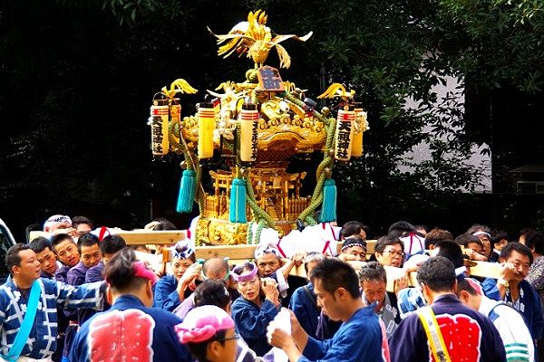 境内で神輿揉みをして宮出しの鳥居に向かう。09.10.01.